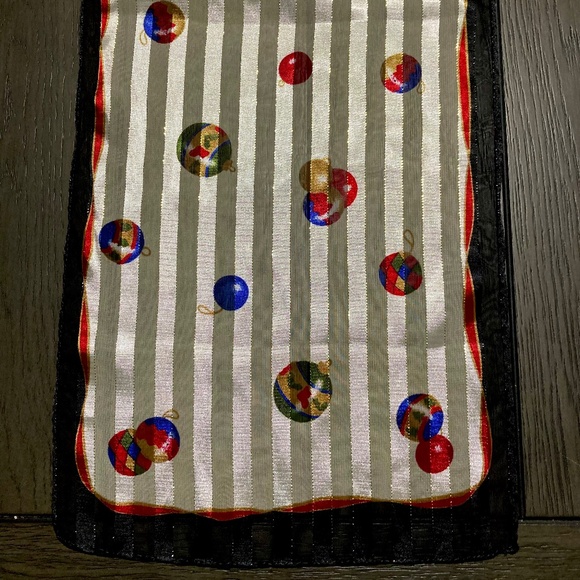 EUC Liz Claiborne Christmas Ball Scarf - Picture 9 of 14